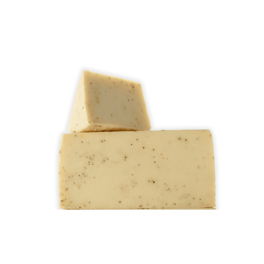 queso curado con pimienta negra